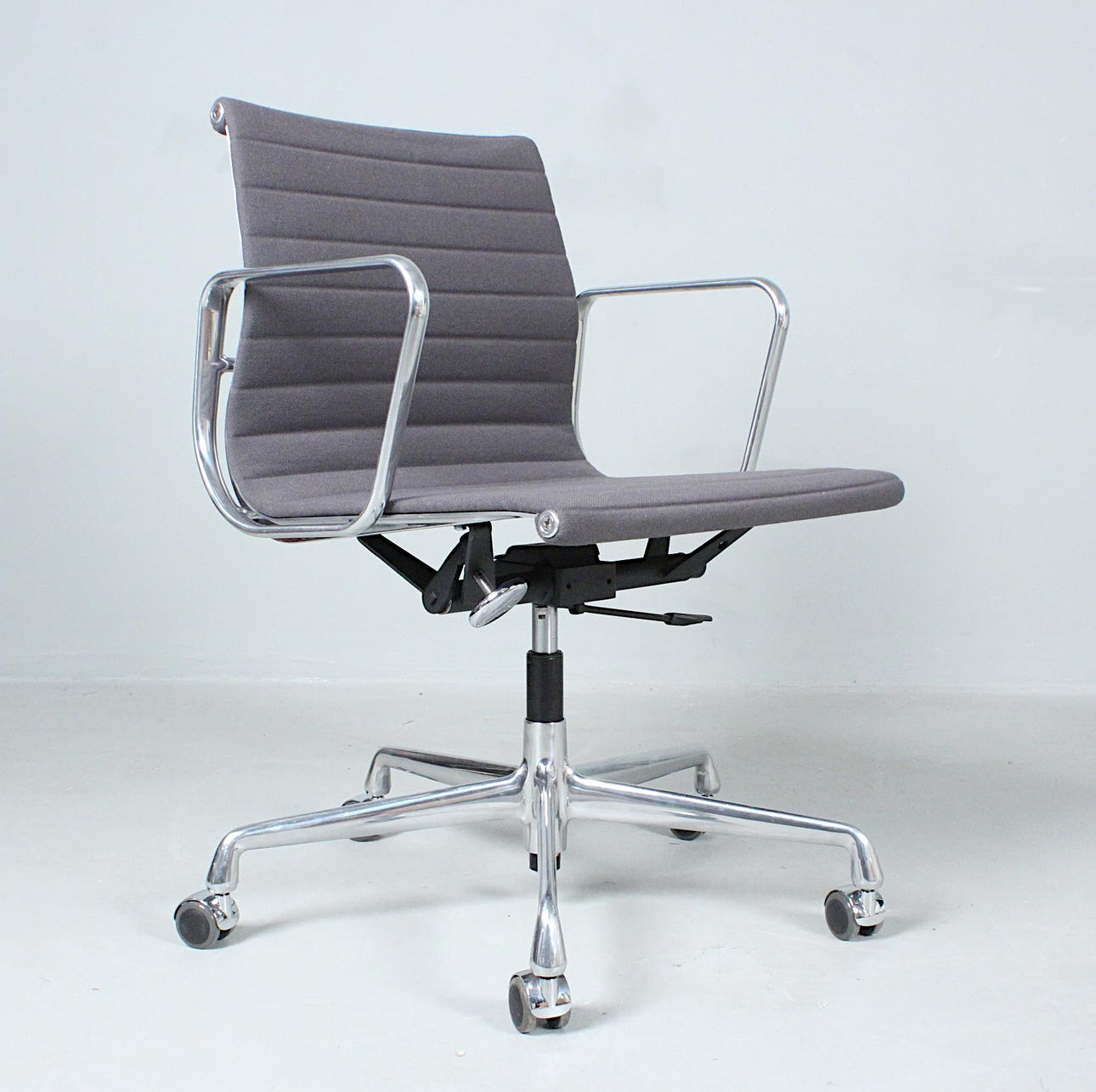 RAY & CHARLES EAMES VITRAlle. Työtuoli/ALU-tuoli 'EA117'.