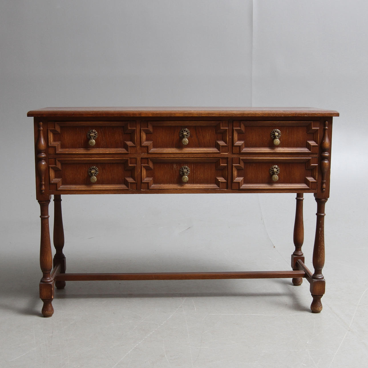 BYRÅ på benställning, barockstil, 1900-talets första hälft.