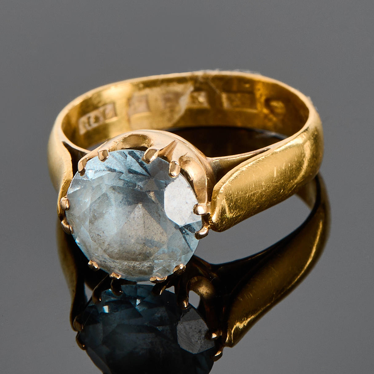 RING, 23k gul, med blå topas.