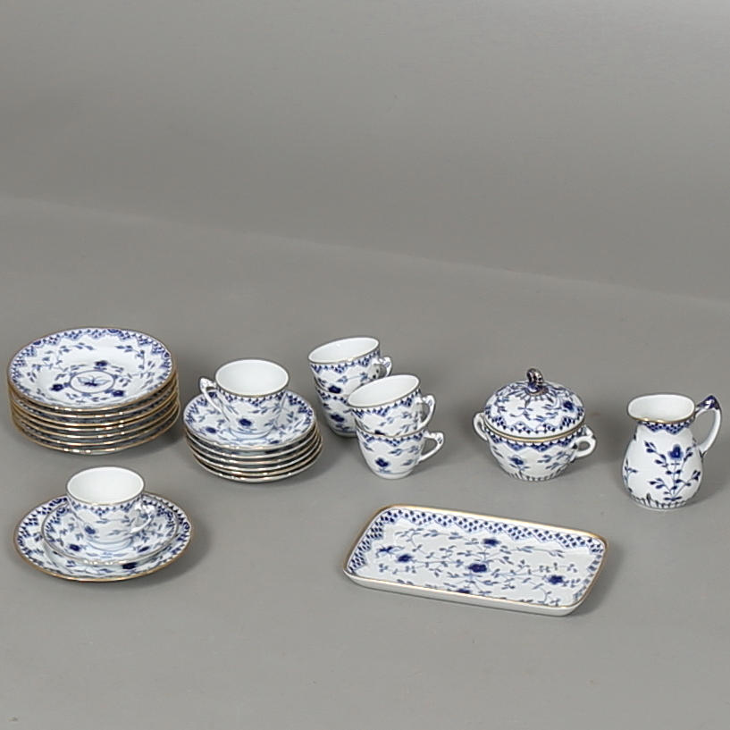 MOCCASERVISDELAR i porslin, 25 st, "Sommerfugl" med guldkant, Bing & Gröndahl, Danmark.