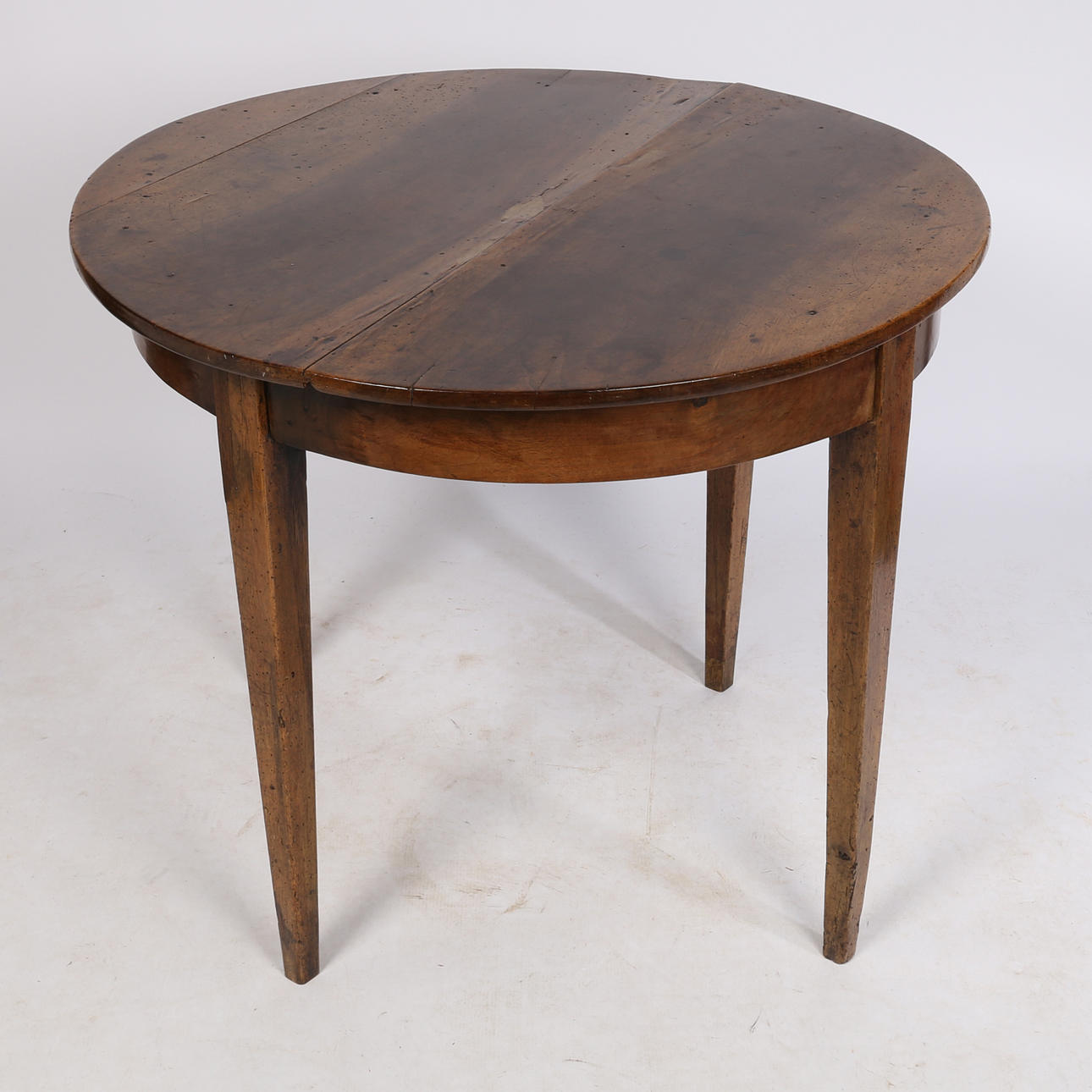 EIN RUNDER MAHAGONITISCH AUS DEM 19. JAHRHUNDERT.