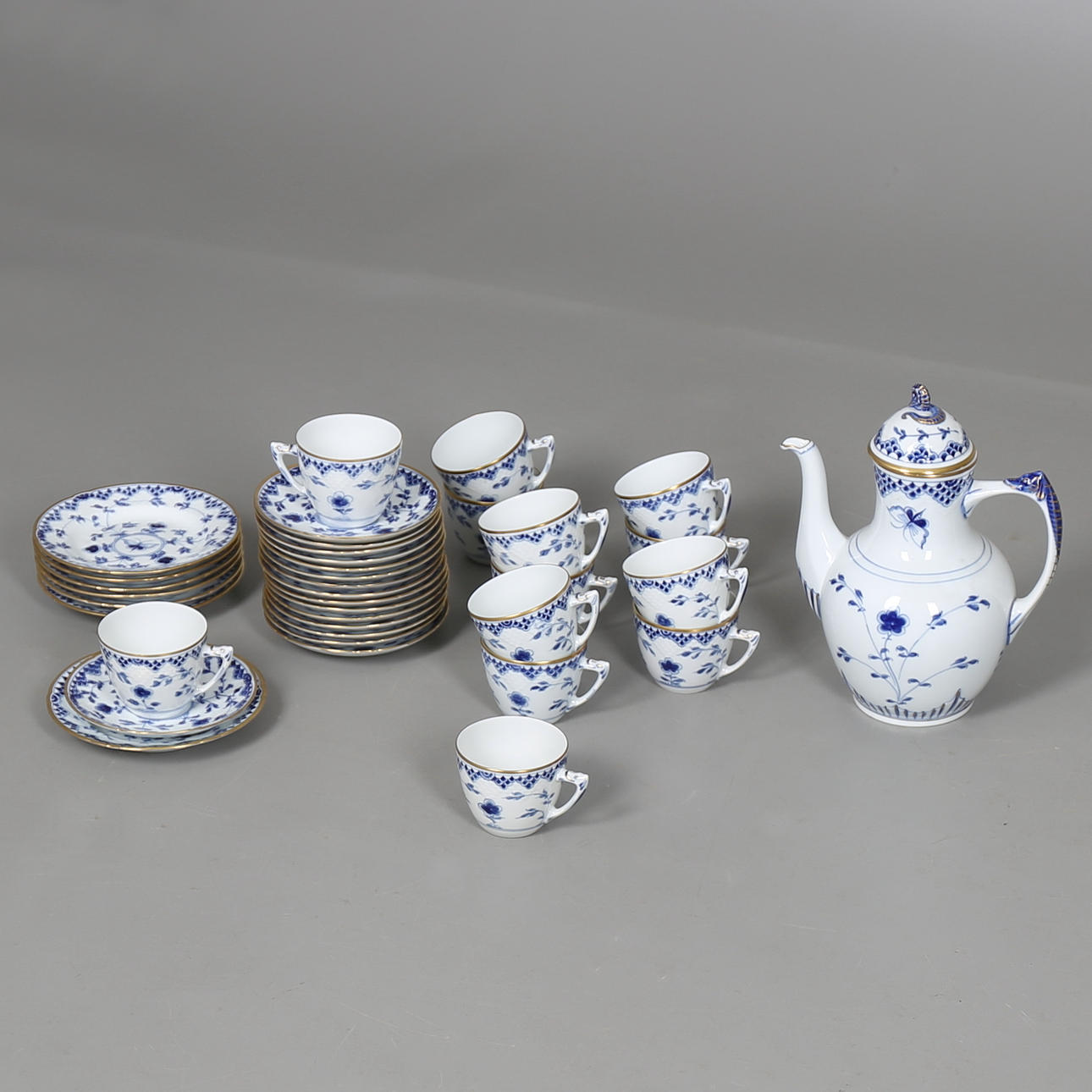 KAFFESERVISDELAR i porslin, 37 st, "Sommerfugl", Bing & gröndahl.