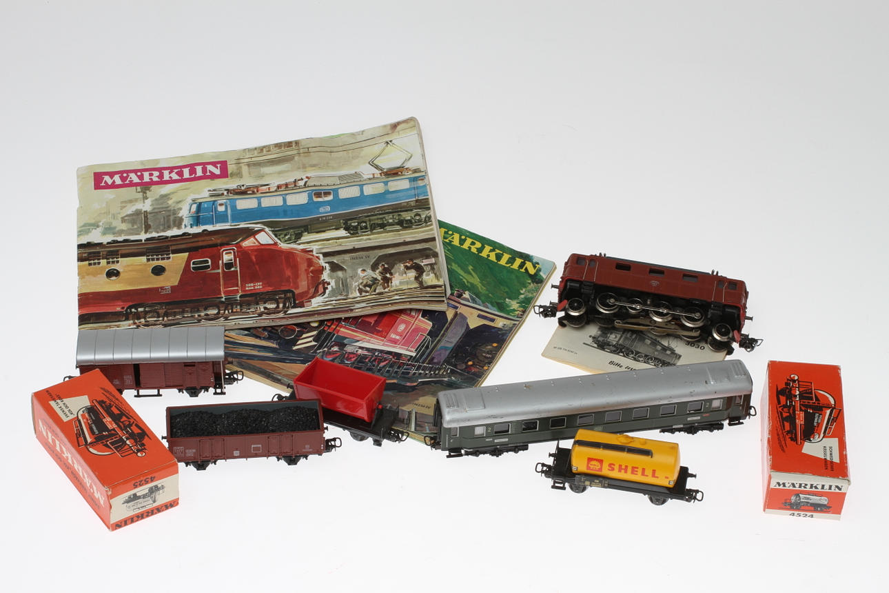 MODELLTÅG MÄRKLIN Da-loket 3030, 7 vagnar delvis i originalkartong, 2 kataloger.