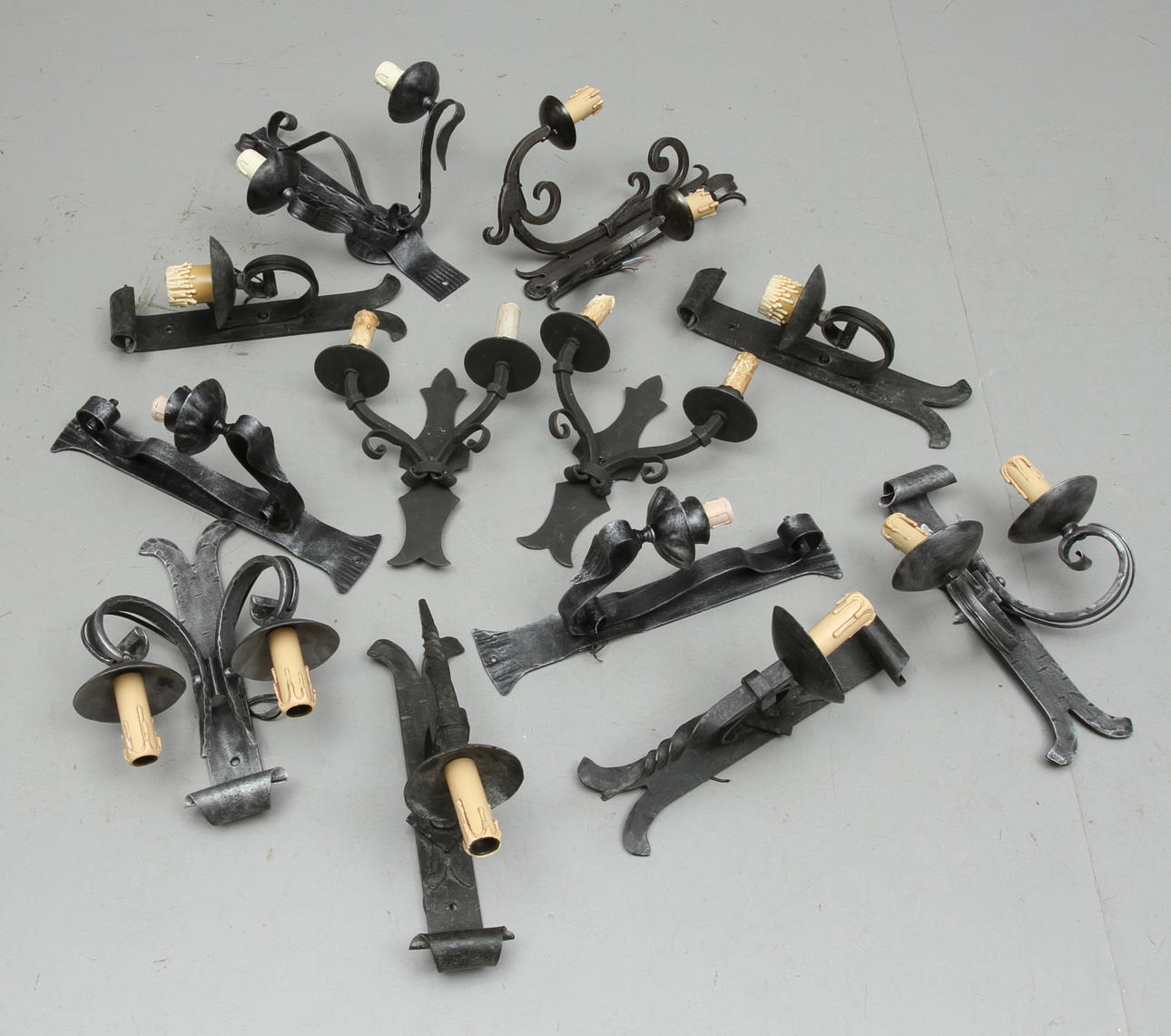 VÄGGLAMPETTER, 12 st, smide, 1900-tal.