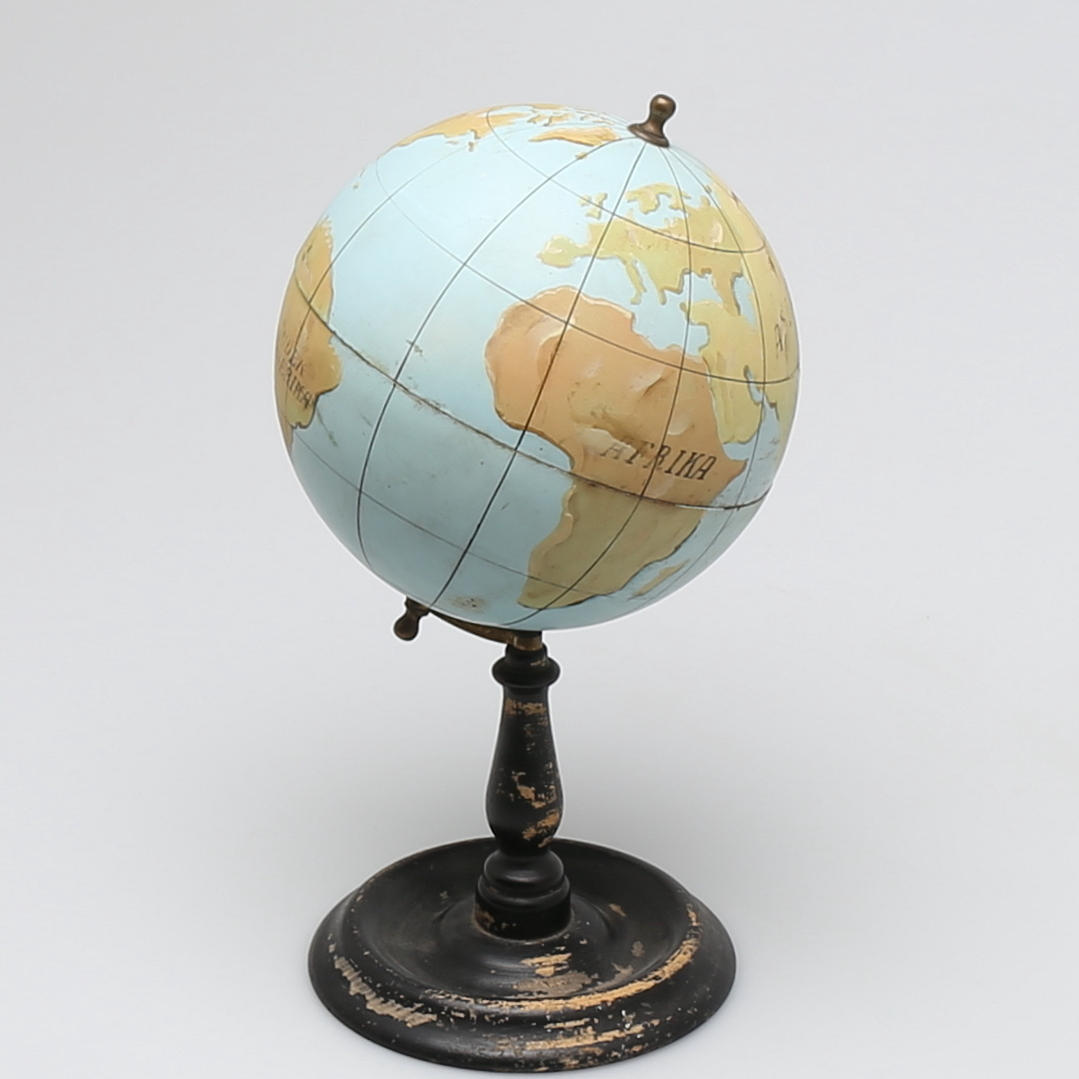 JORDGLOB, innehållande flaska och glas, Sverige 1900-talets första hälft.