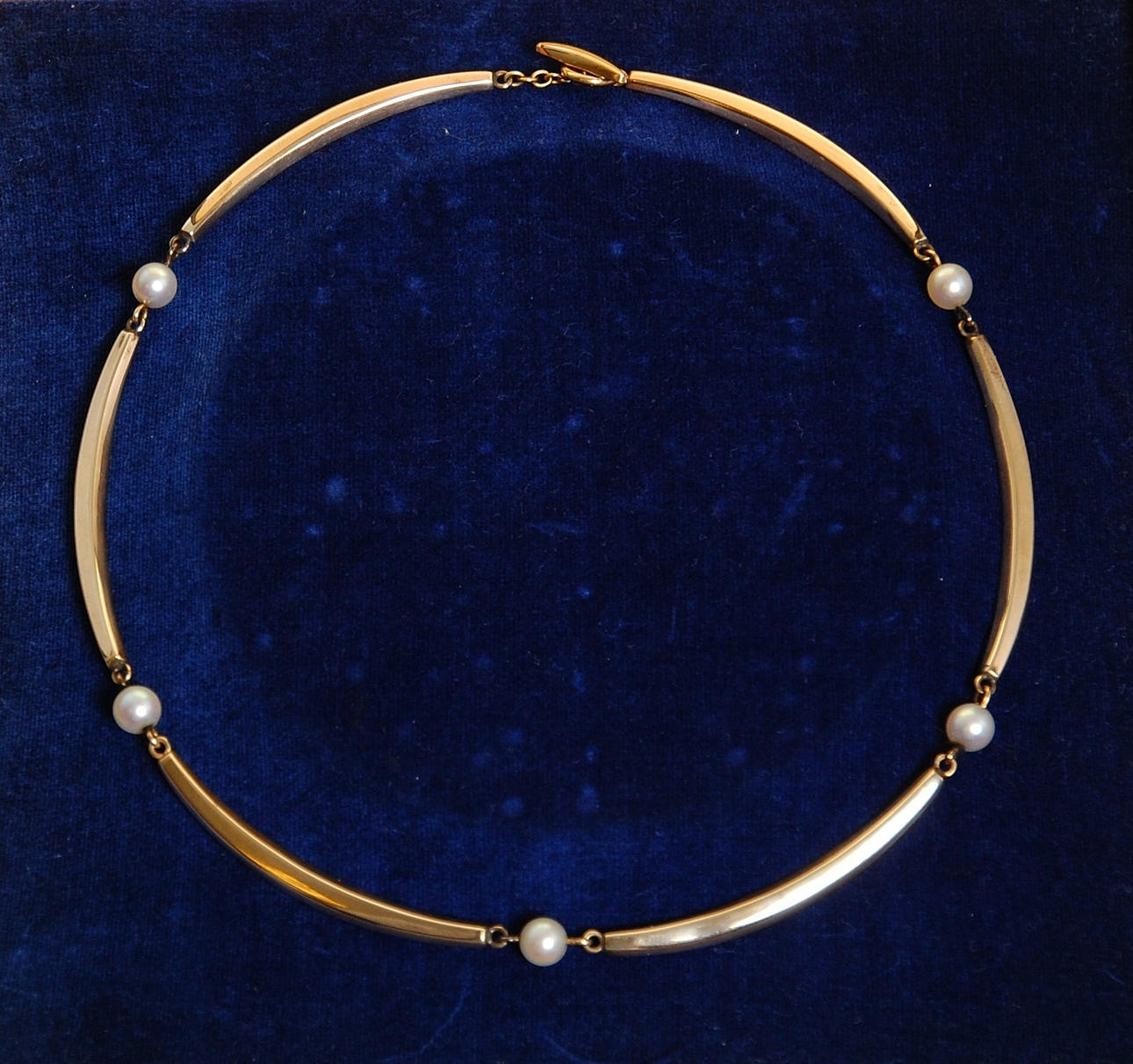 HALSBAND, 14 K, guld med odlade pärlor.