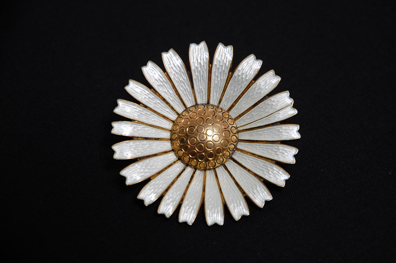 BROCH, silver, emalj, " Daisy " stämplad A Michelsen Danmark, numera George Jensen.