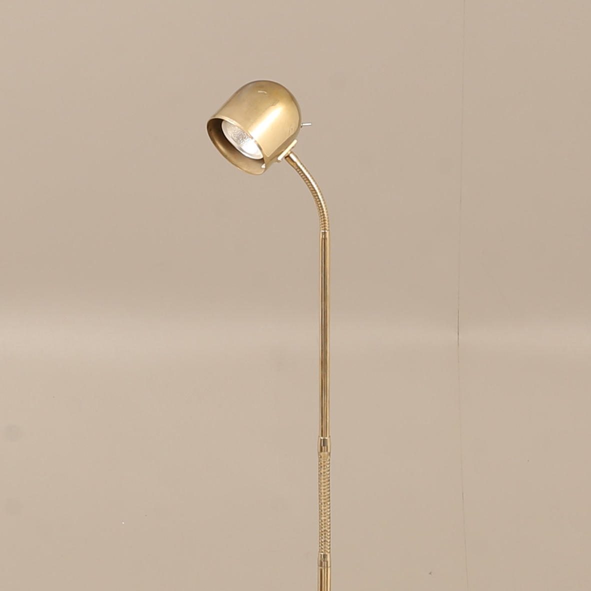 GOLVLAMPA, mässing, Belid.