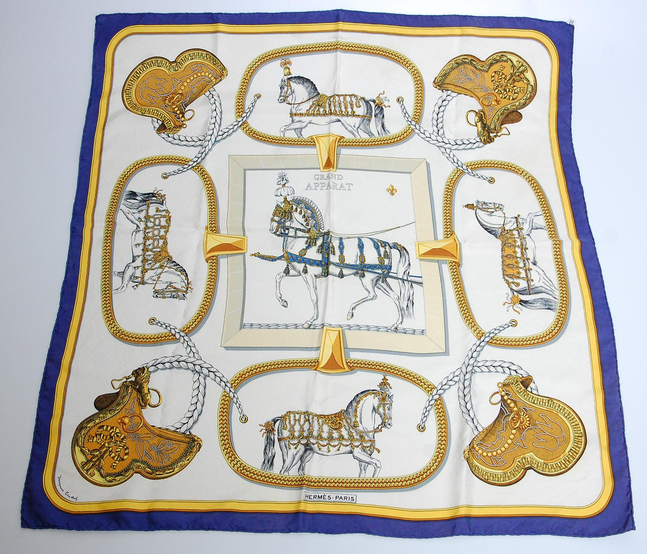 SCARF, siden Hermés.