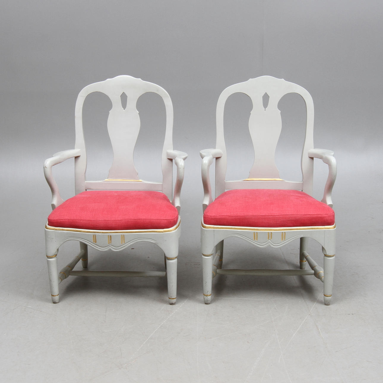 KARMSTOLAR, 2 st, varav en provinsarbete 1800-tal.