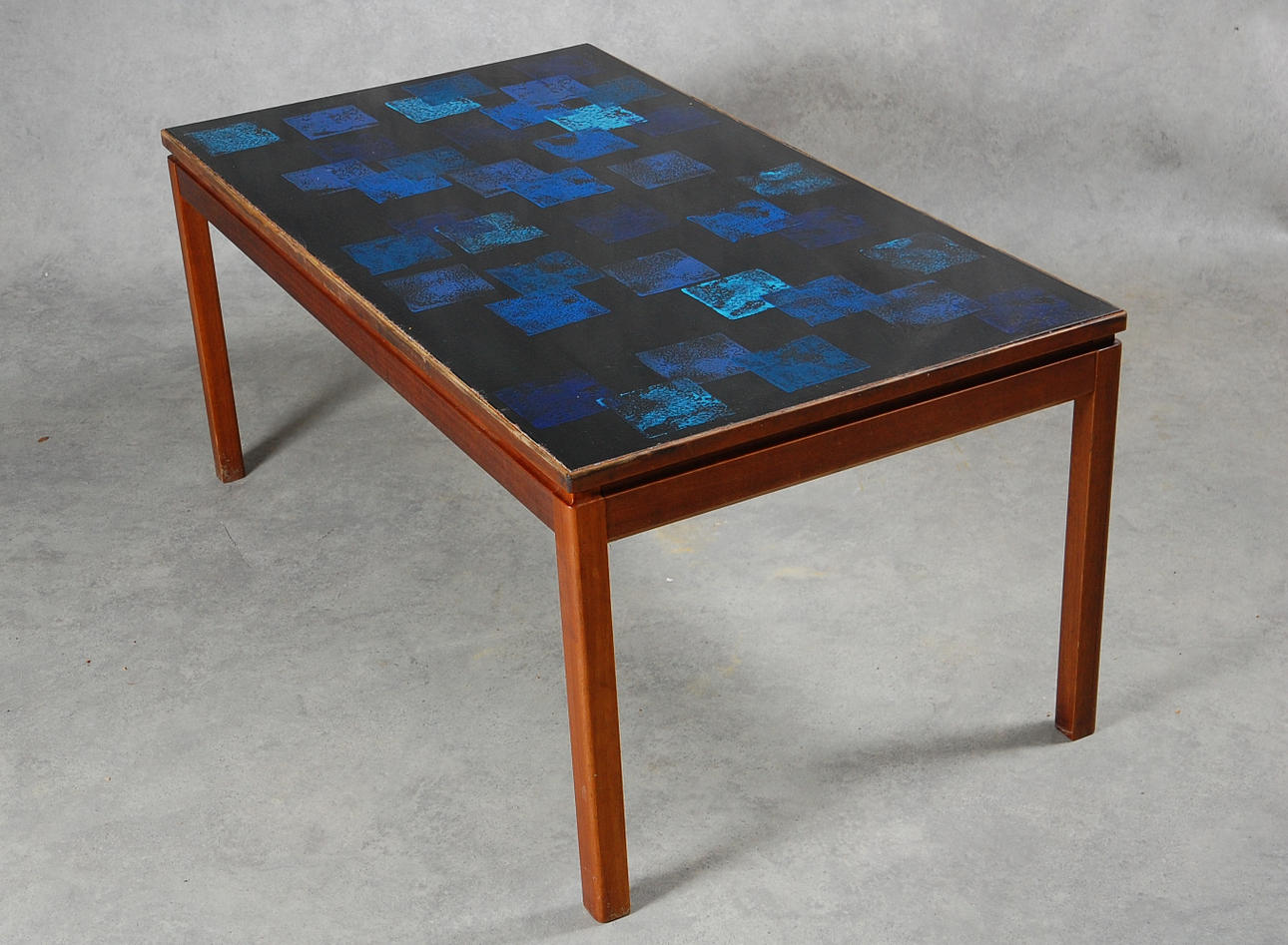 YNGVAR SANDSTRÖM. bord, med skiva i emalj av Algot Törneman.