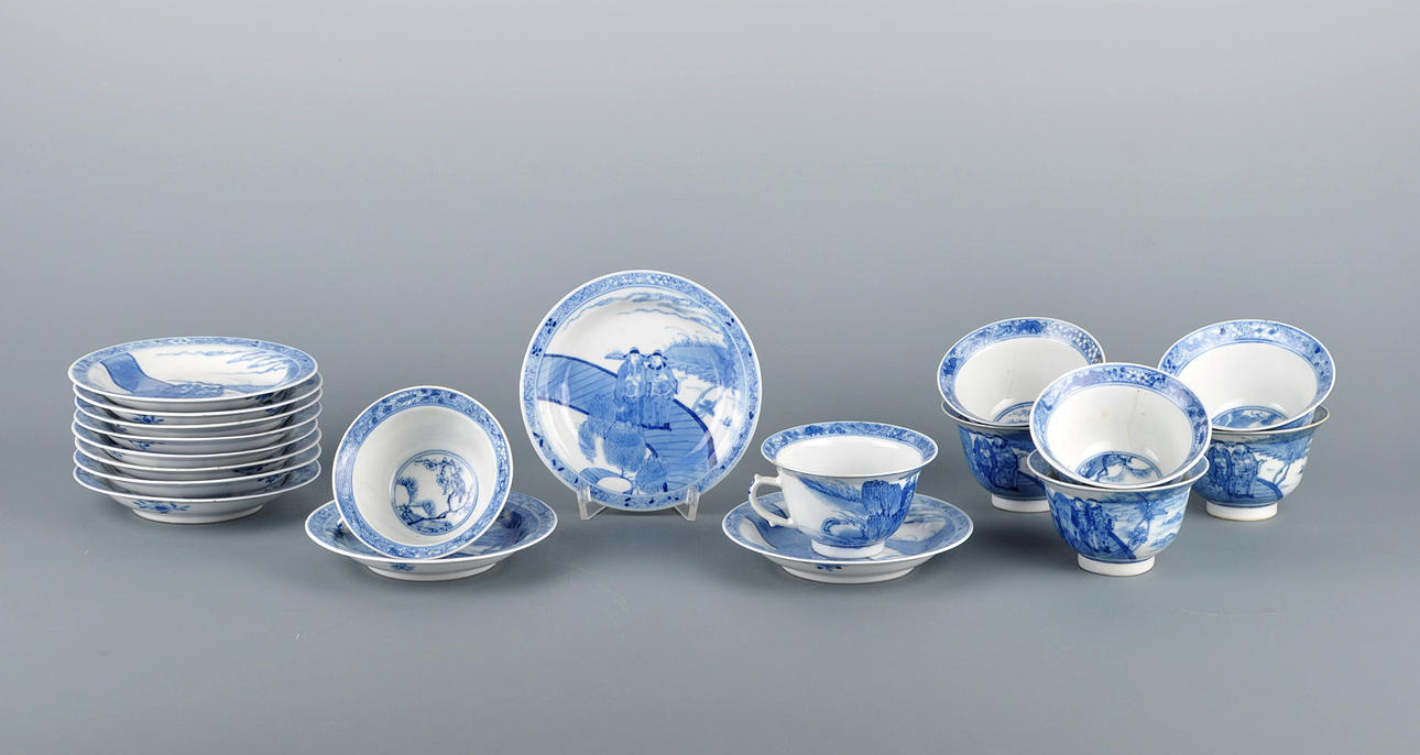 TEESERVICE, 19 TEILE. Blå och vit målning på bakgrund, läpp och spegel. Sen Qingdynasti.