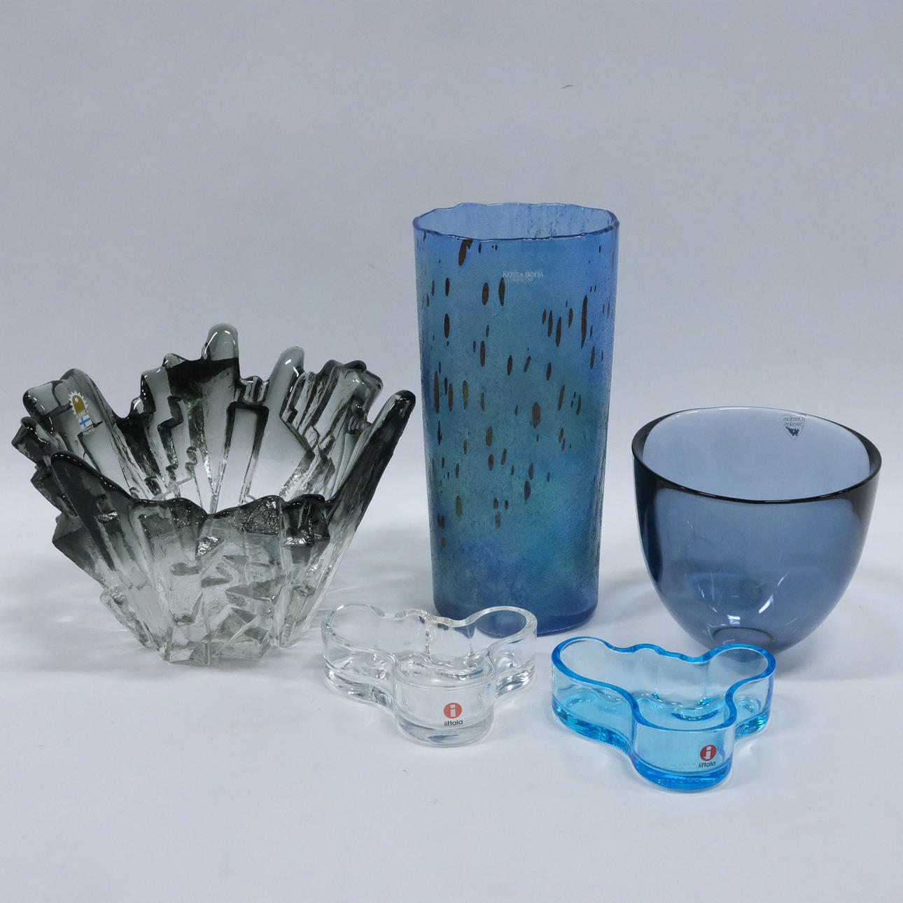 CINCO OBJETOS DE VIDRIO.