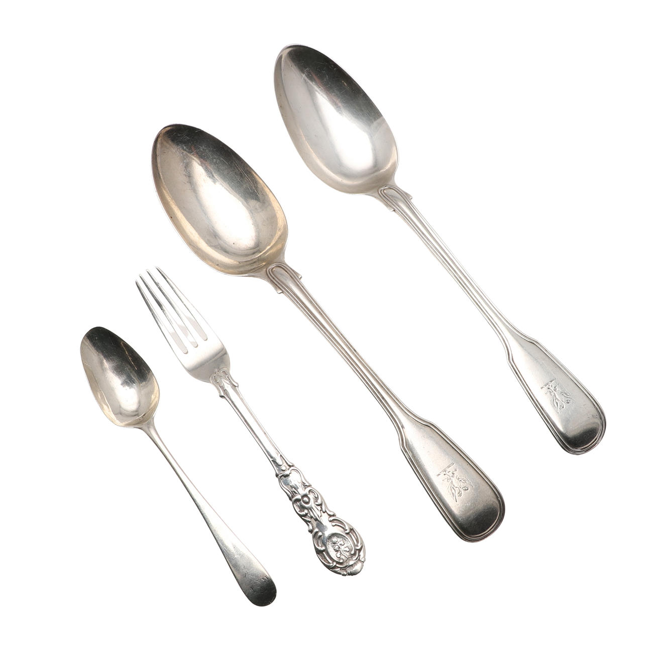 EIN PAAR VIKTORIANISCHE SILBERNE ESSLÖFFEL, EIN TEELÖFFEL UND EINE GABEL. Silber & Metall - Silber