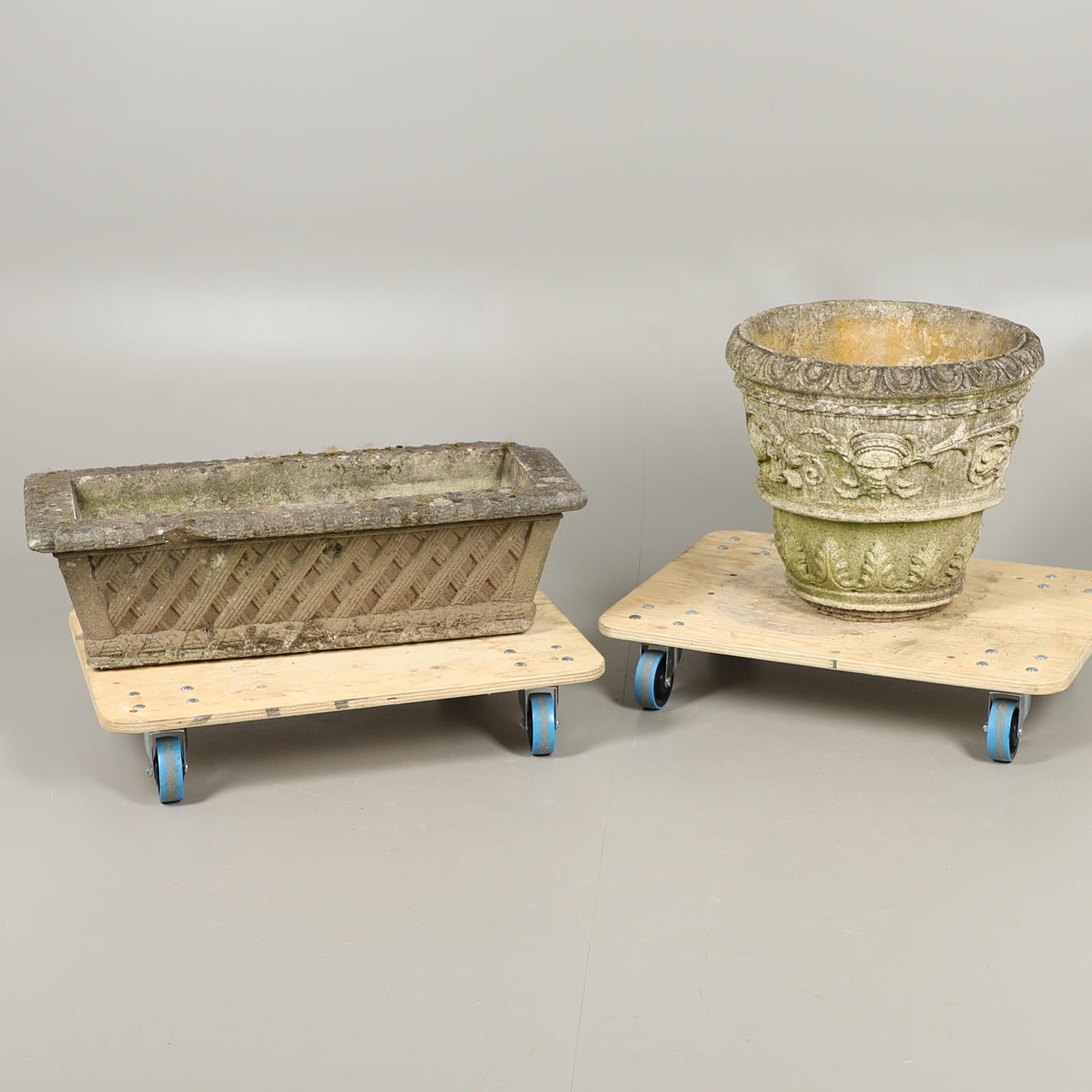 DOS MACETEROS DE JARDÍN DE PIEDRA RECONSTITUIDA.