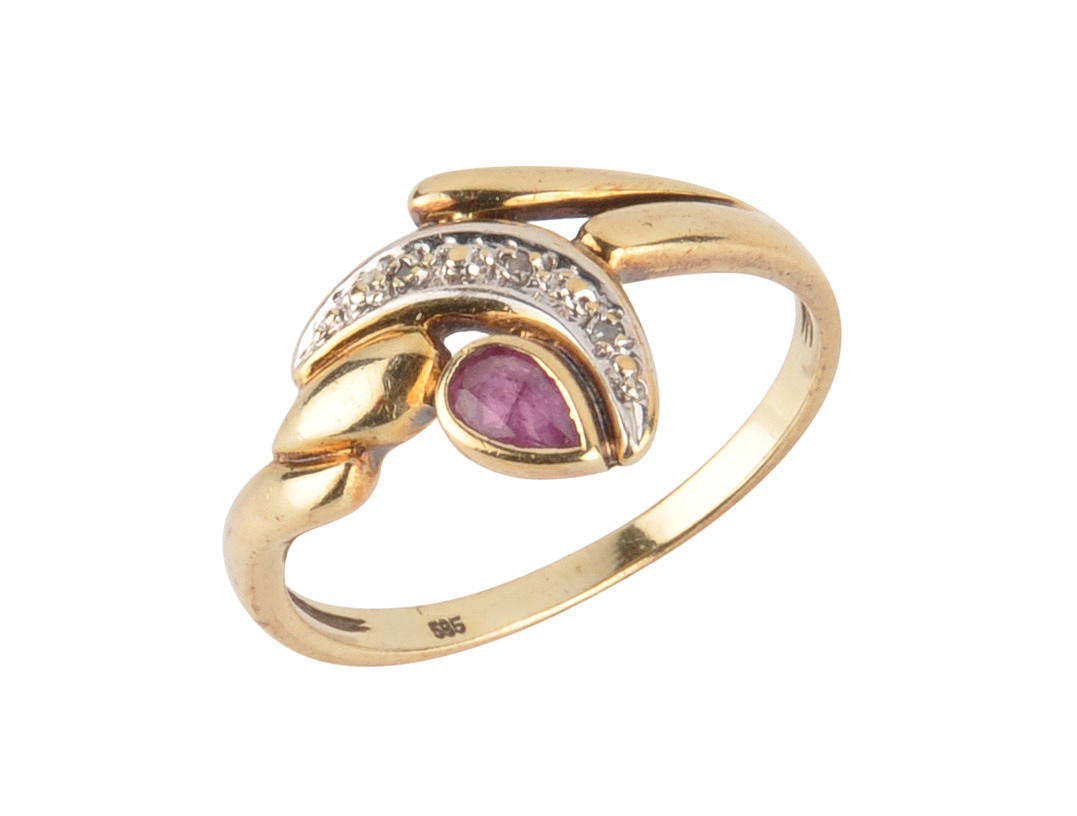 RING med rubindroppar, 3 små diamanter, G585 ca. 3,1 g.