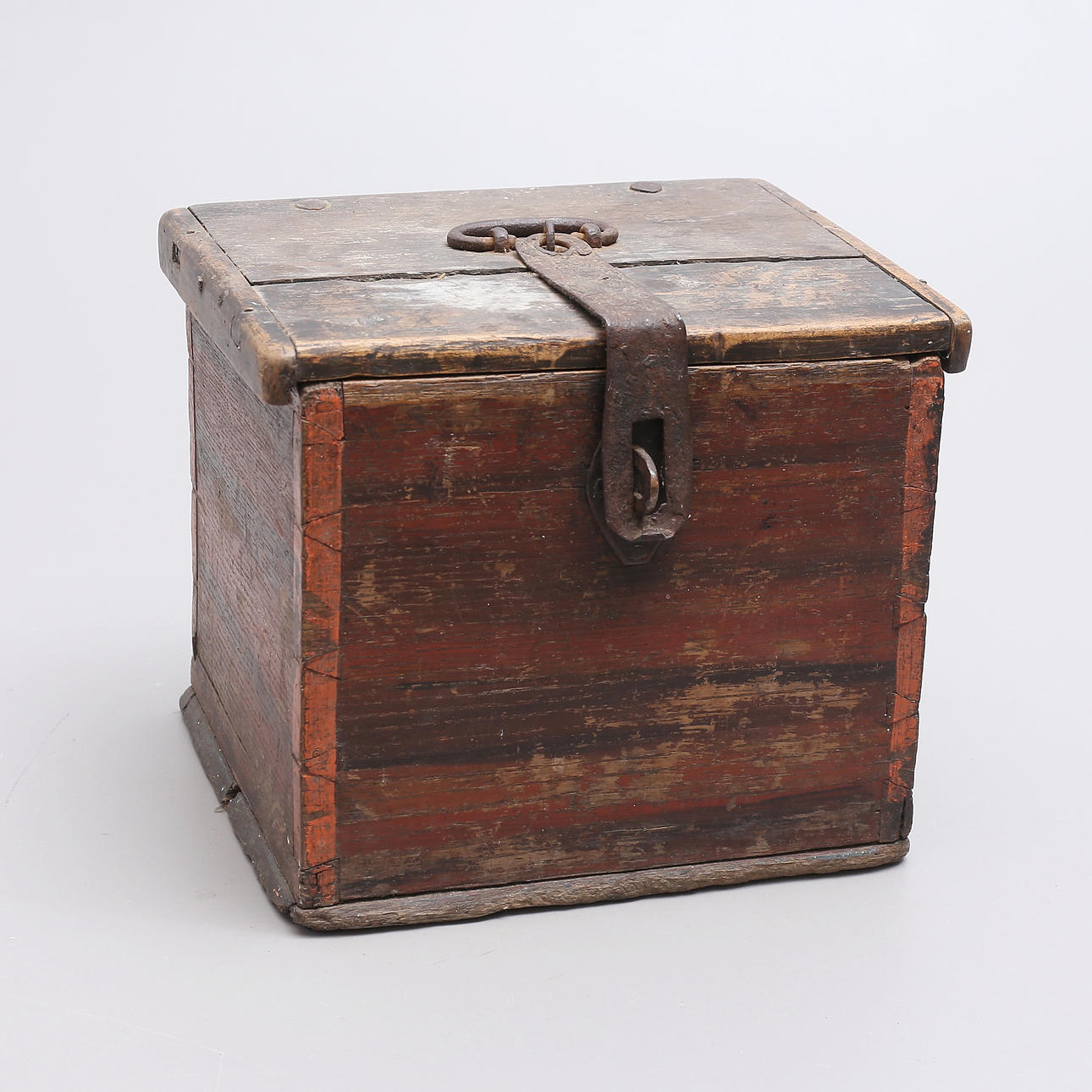 Un cofre, madera/hierro, siglo 1700/XIX.