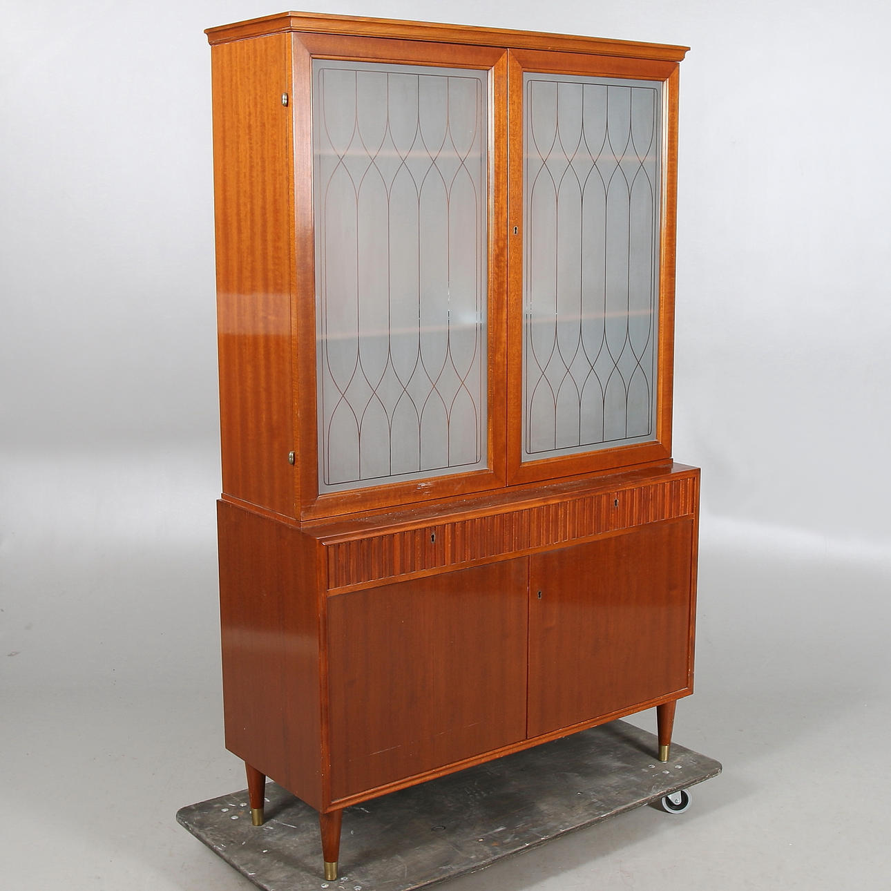 VITRINSKÅP, mahogny, sannolikt Nordiska Kompaniet (NK), 1900-talets mitt.