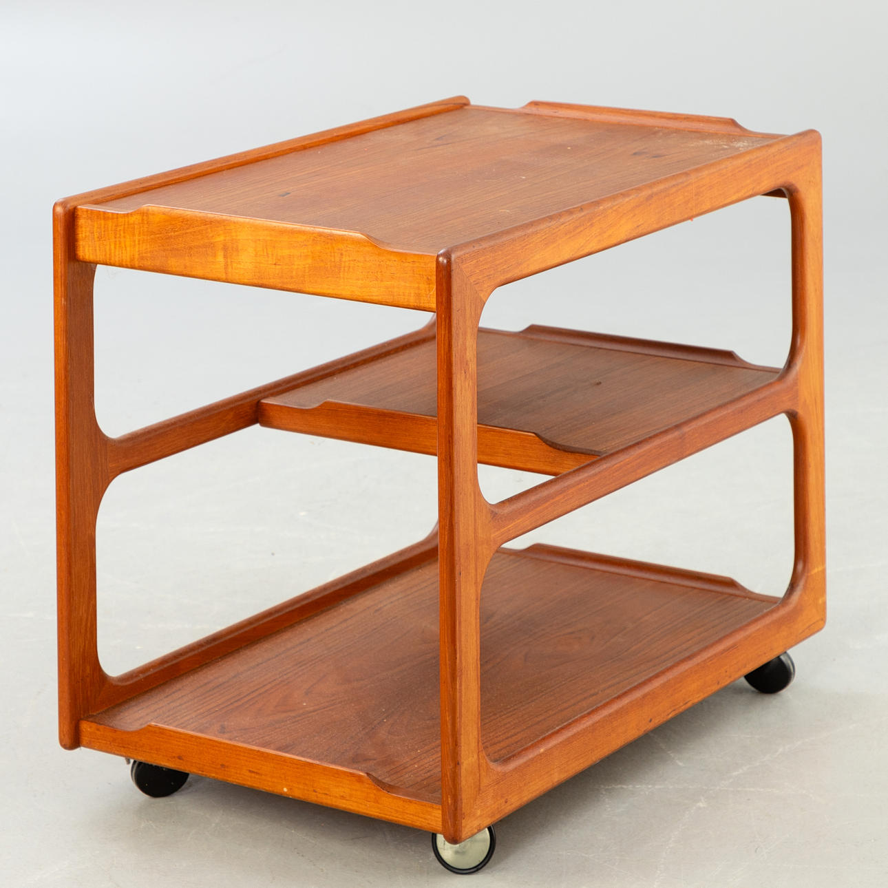 Muebles Sika. carrito de servicio de teca.