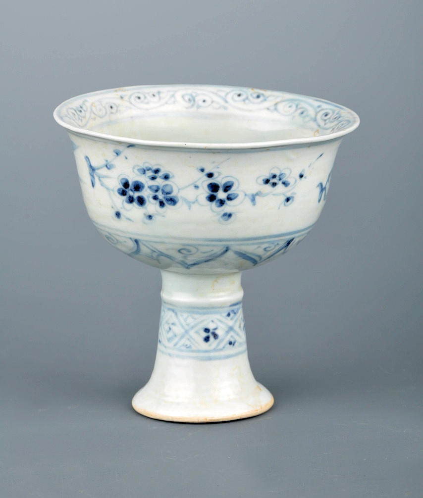 FUSSBECHER. Blå och vit målning av bambugren och bambublom.