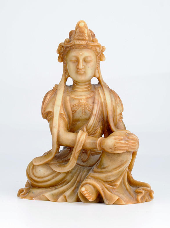 GUANYIN. Buddha sitter, håller vänster ben.