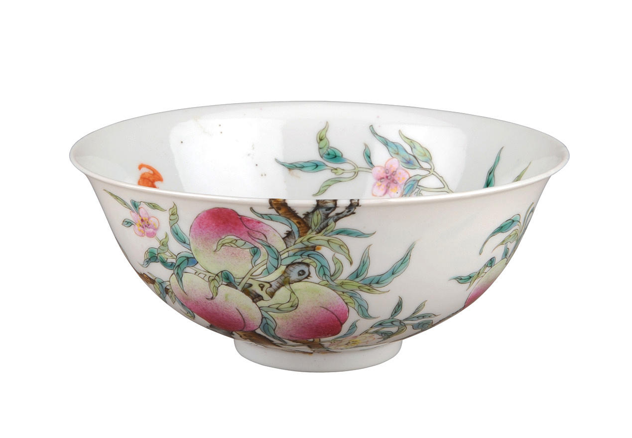 KUMME. Polykrom dekor i spegel och baksida. Qingdynastin.