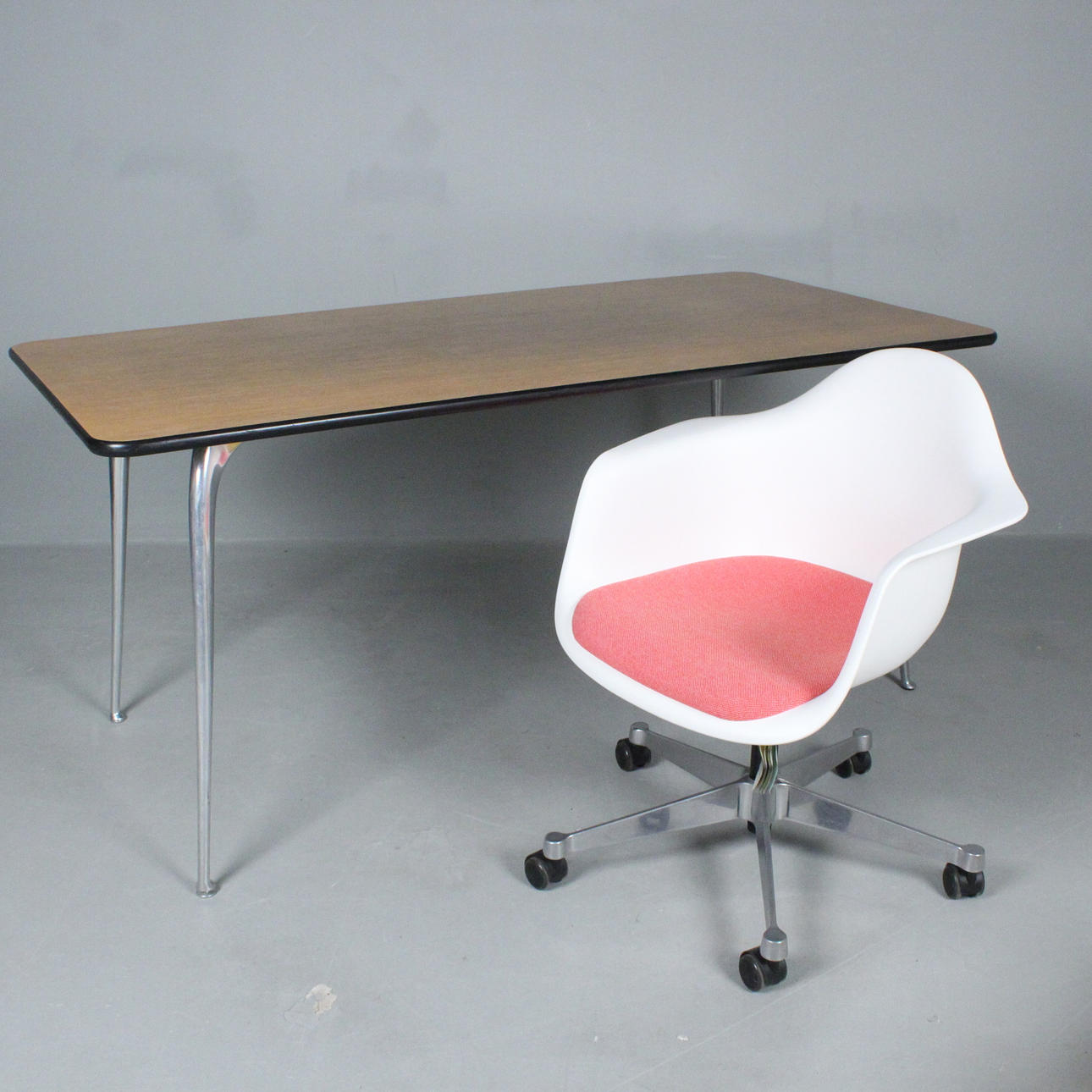 CHARLES AND RAY EAMES. Silla y mesa «PACC» de Vitra.