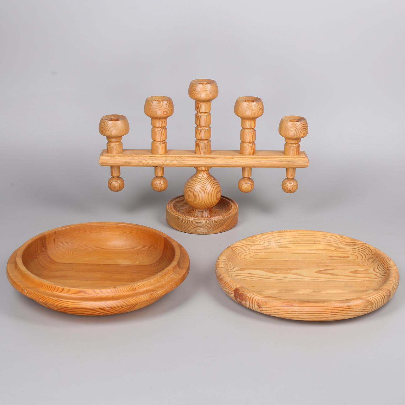 A set of three pine candlesticks, Erik Höglund, Boda and Sandbergs, Nora Stad, 1970's.