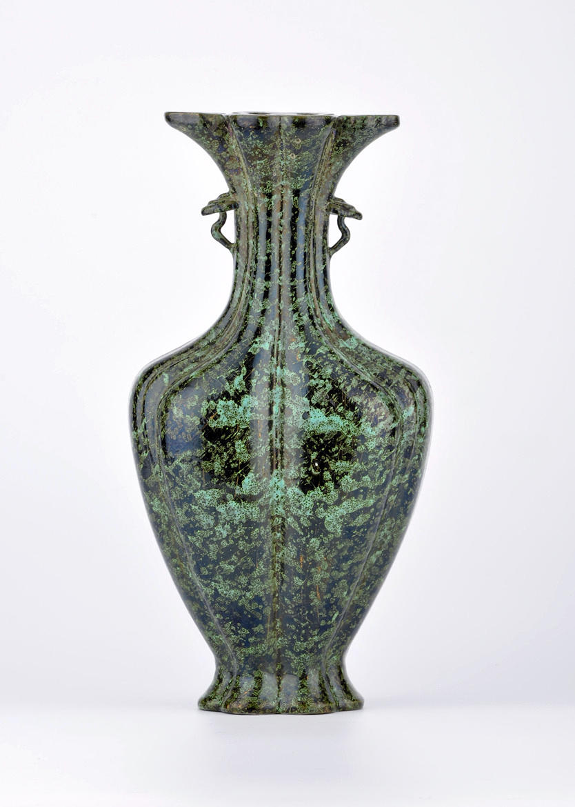 HENKELVASE / SCHULTERVASE. svart och jade grön glasyr präglade Qianlong sigill märke.