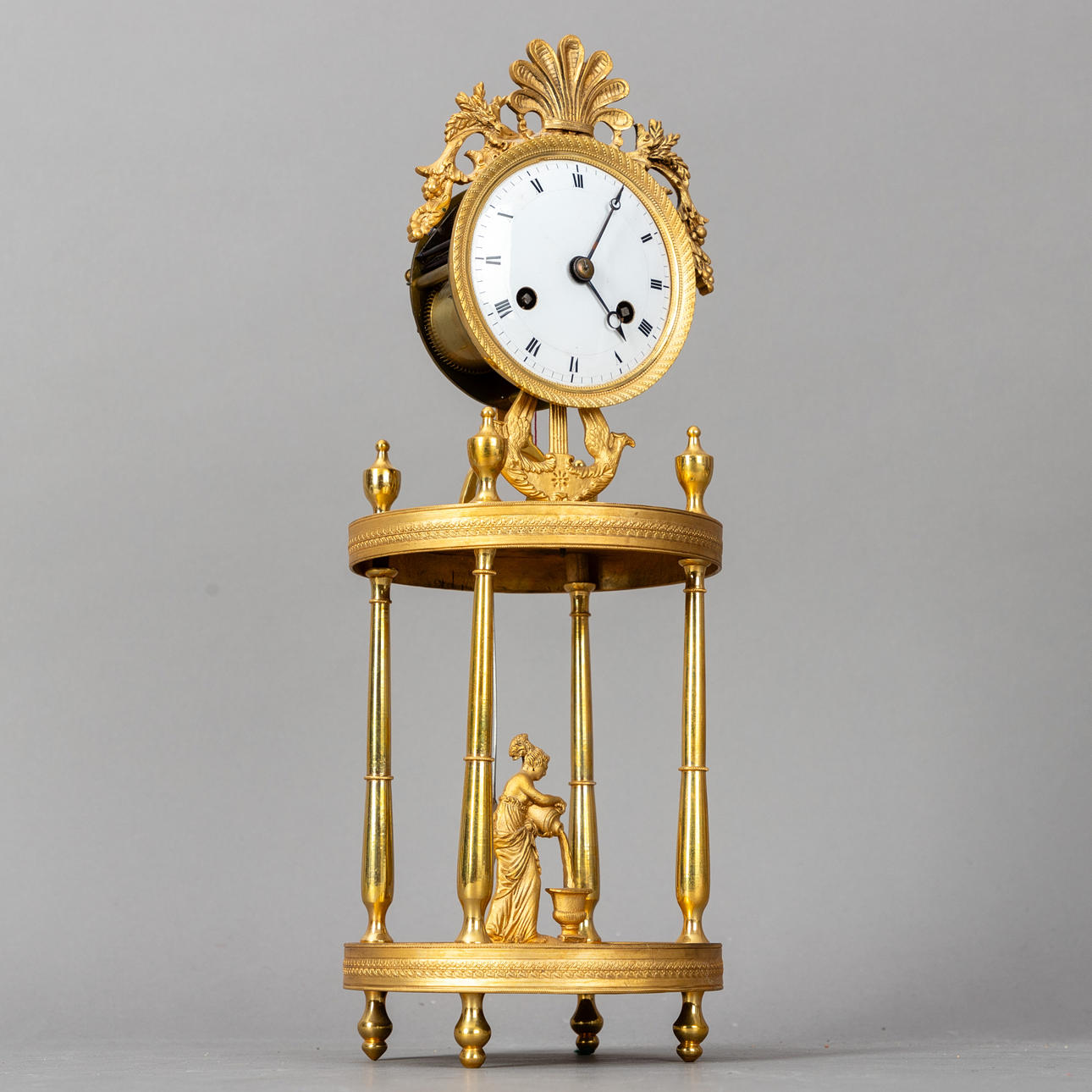 Pendule auf Rundtempel in der Manier des Louis XVI.