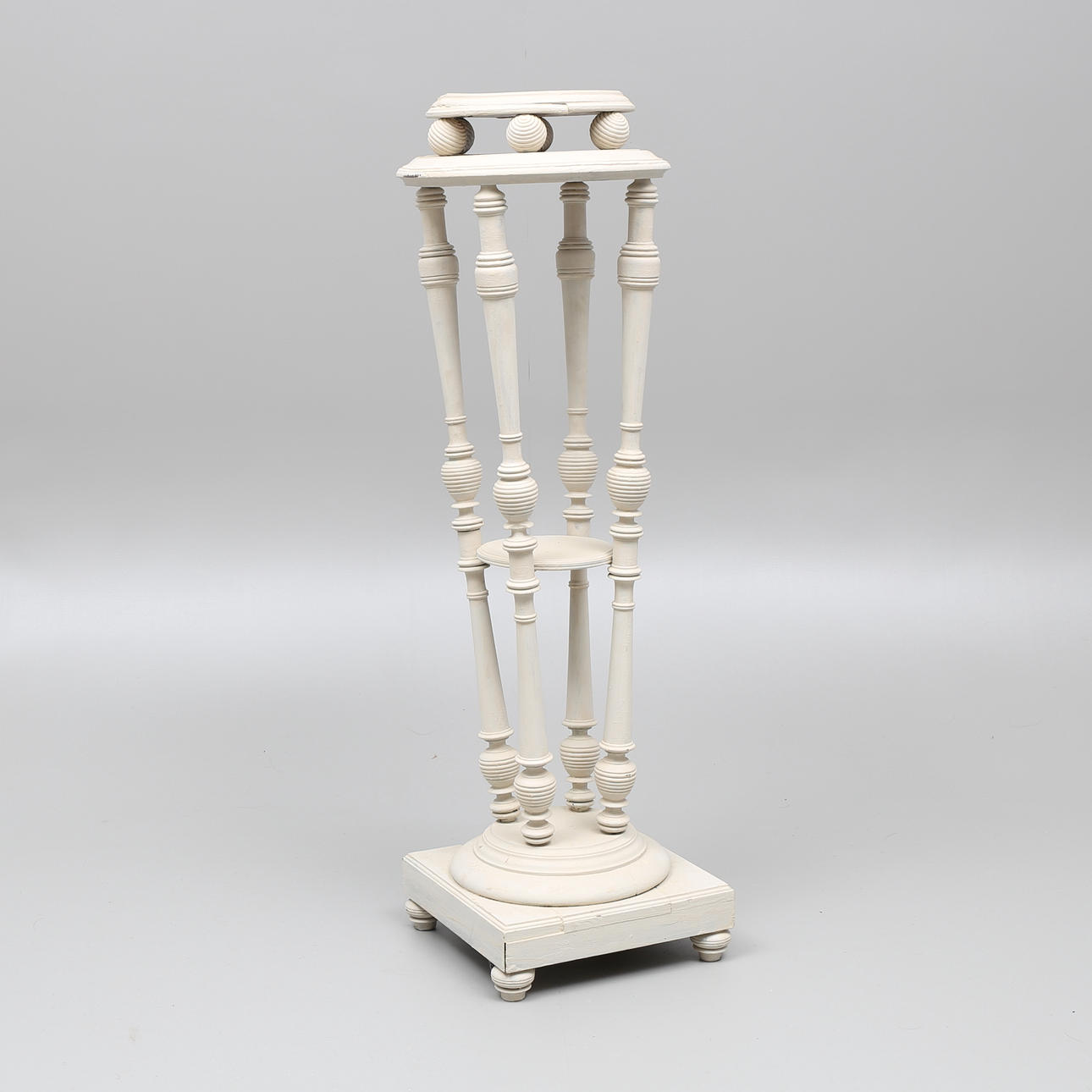 PIEDESTAL, bemålat trä, 1900-talets första hälft.