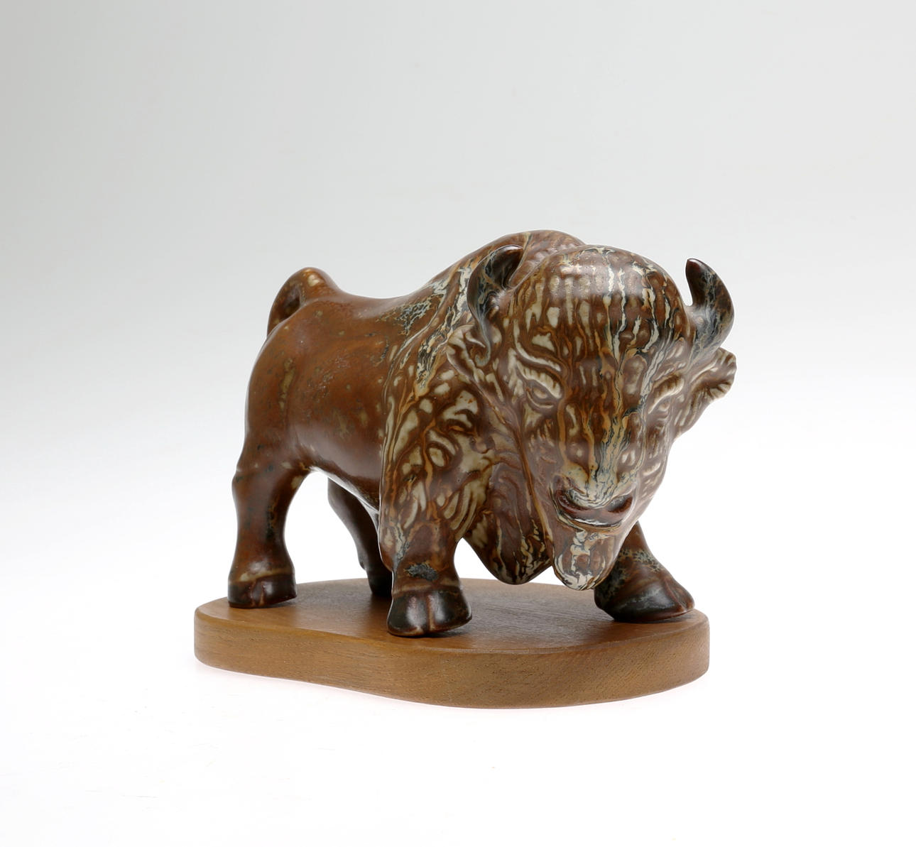 GUNNAR NYLUND. Bisonoxe, stengods, Rörstrand. Signerad.