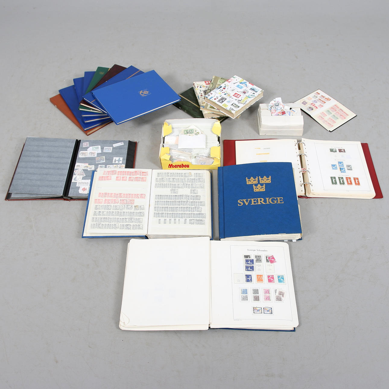 FRIMÄRKEN, en låda, 1900-tal, mestadels Sverige. ca 18,7 kg.