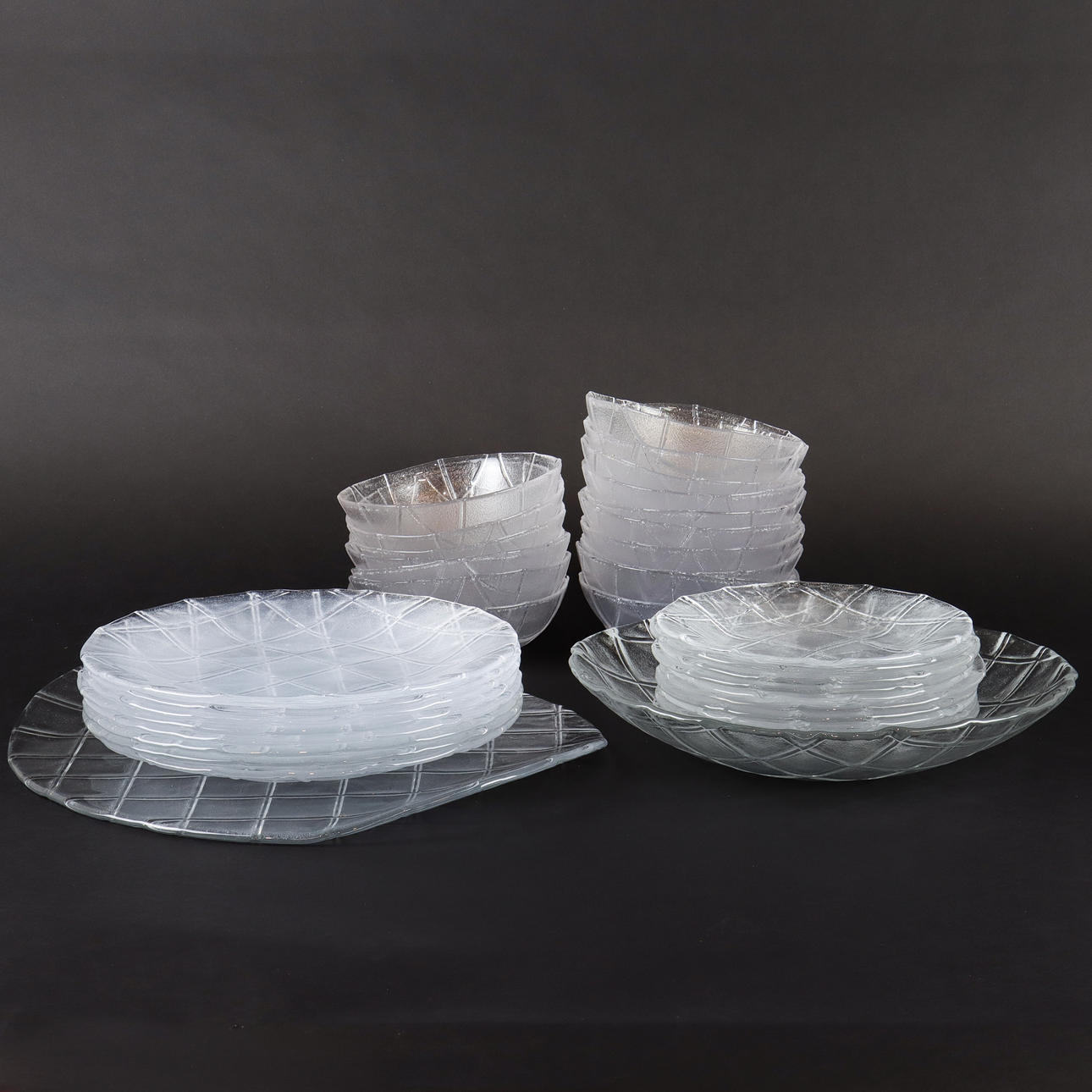 ANNA EHRNER. SERVIS Kosta Boda “Maxim” 36 pieces.