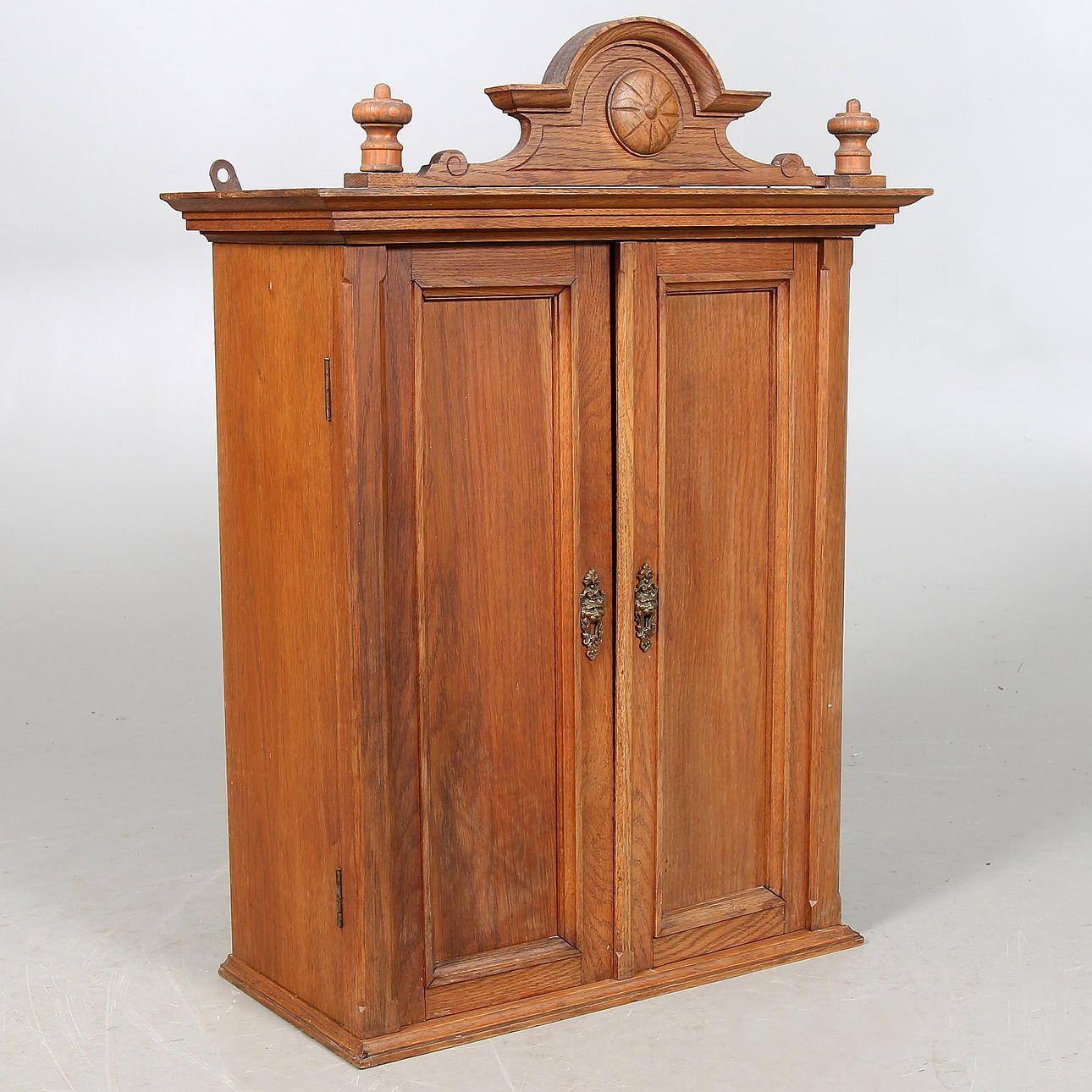 HÄNGSKÅP, nyrenässans, 1800-tal.