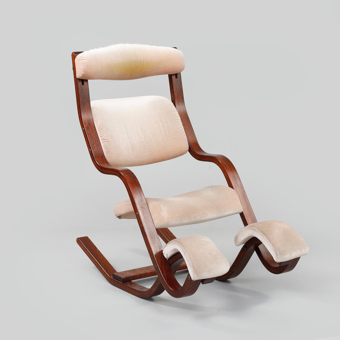 PETER OPSVIK. Fåtölj/ Gungsstol, "Gravity balans" Stokke, Norge.