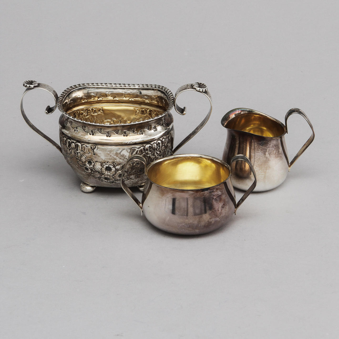 SOCKERSKÅL, silver, Birmingham 1893. SOCKERSKÅL och GRÄDDSNIPA, silver, Göteborg 1960. Vikt ca 190 gram.