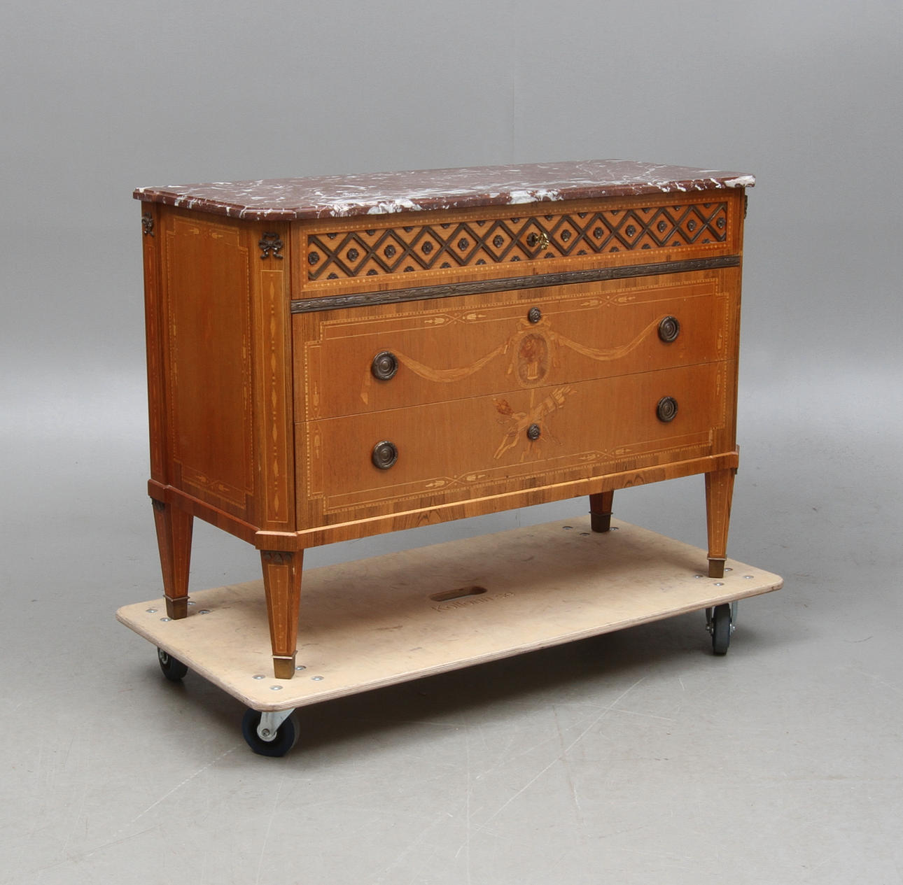 BYRÅ, med stenskiva, gustavianskt stil, 1900-tal.