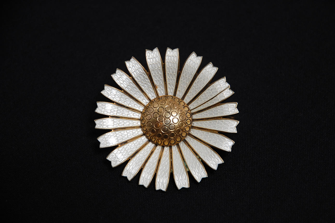 BROCH, silver, emalj, " Daisy " stämplad A Michelsen Danmark, numera George Jensen.