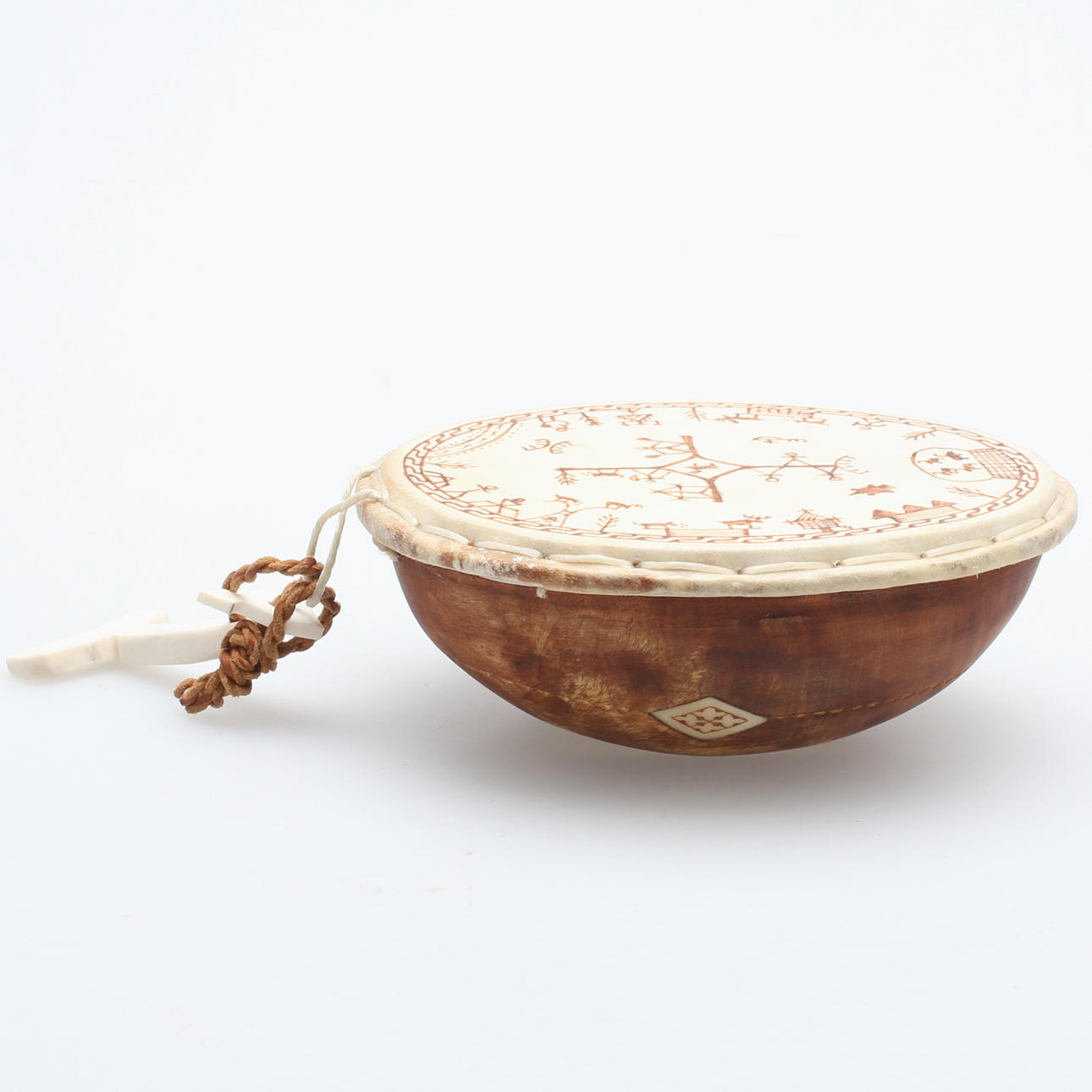 SAMETRUMMA, miniatyrutförande, björk, skinn och horn, signerad, 1900-tal.