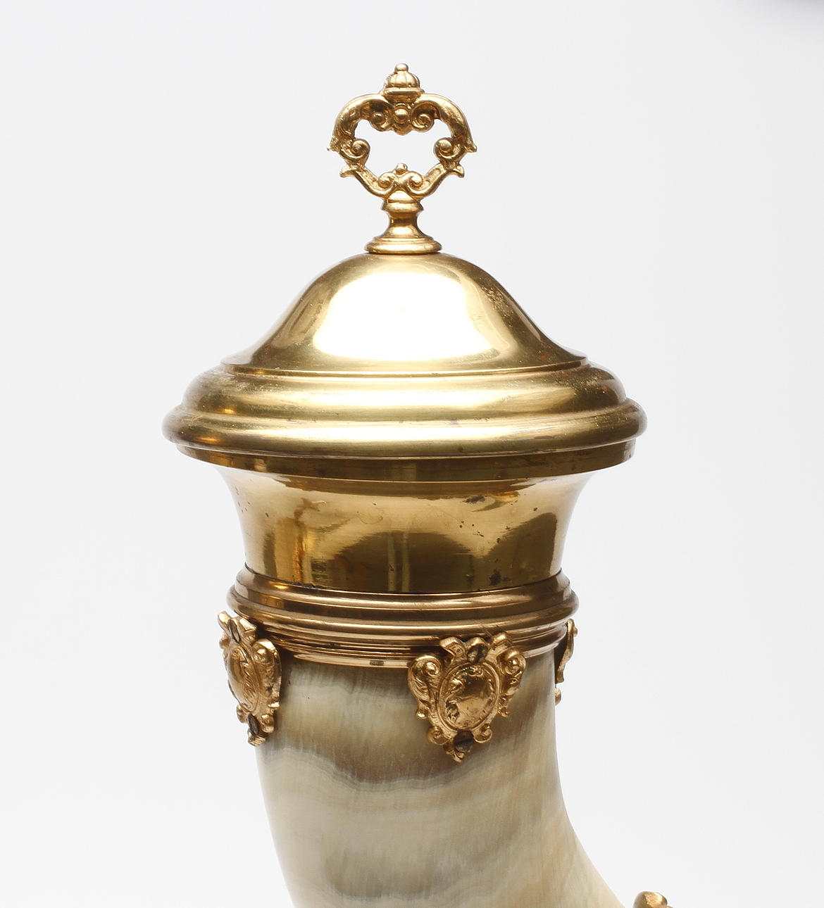 DRYCKESHORN, ett par, horn, mässing, förgylld metall, sekelskiftet 1900.