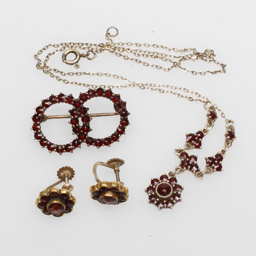 SMYCKEN, 3 delar, silver med granater, 1900-tal.