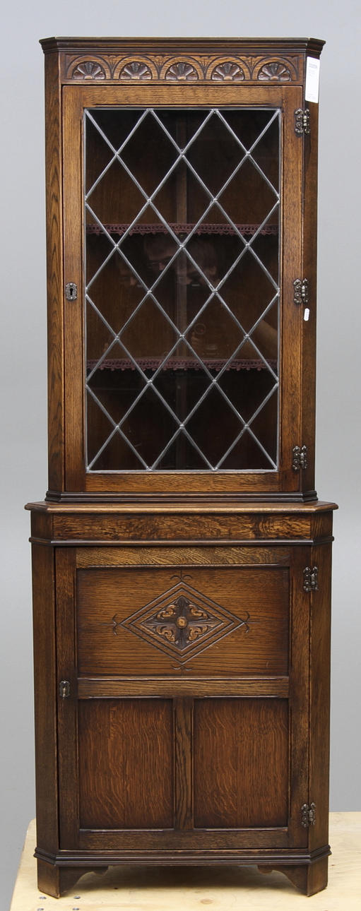 HÖRNSKÅP MED VITRIN, 1900-tal.