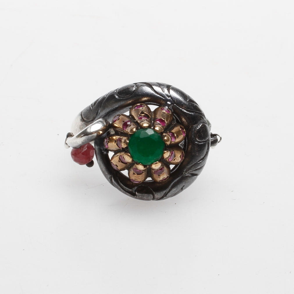 COCKTAIL RING, silver, med rubiner samt smaragd, 1900-tal.