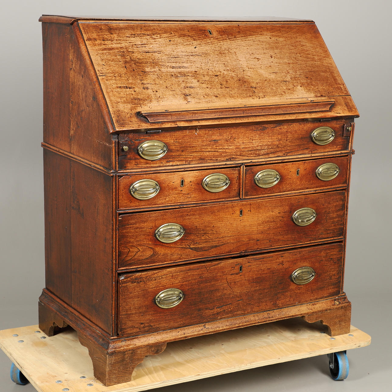 UN ESCRITORIO DE ROBLE BARNIZADO.