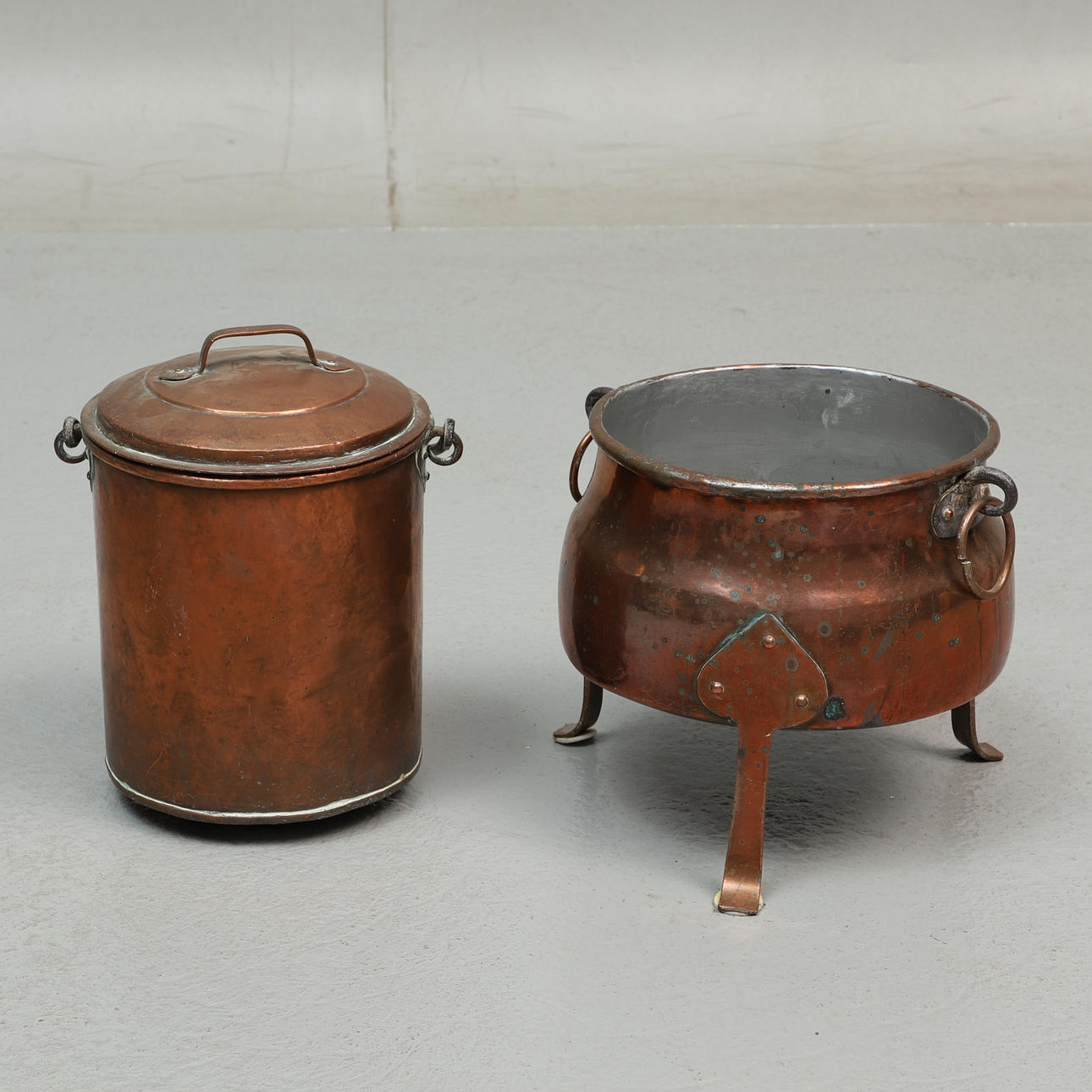 OBJETOS DE COBRE, 2 uds. olla y balde.