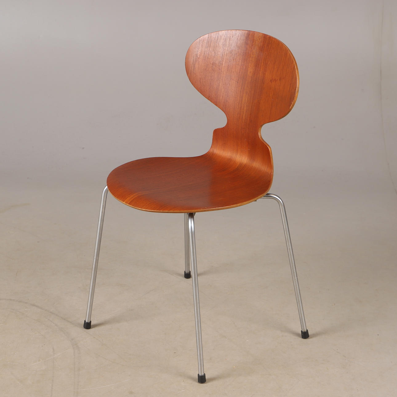 ARNE JACOBSEN. Stol, „Ant“, teak, 1964.