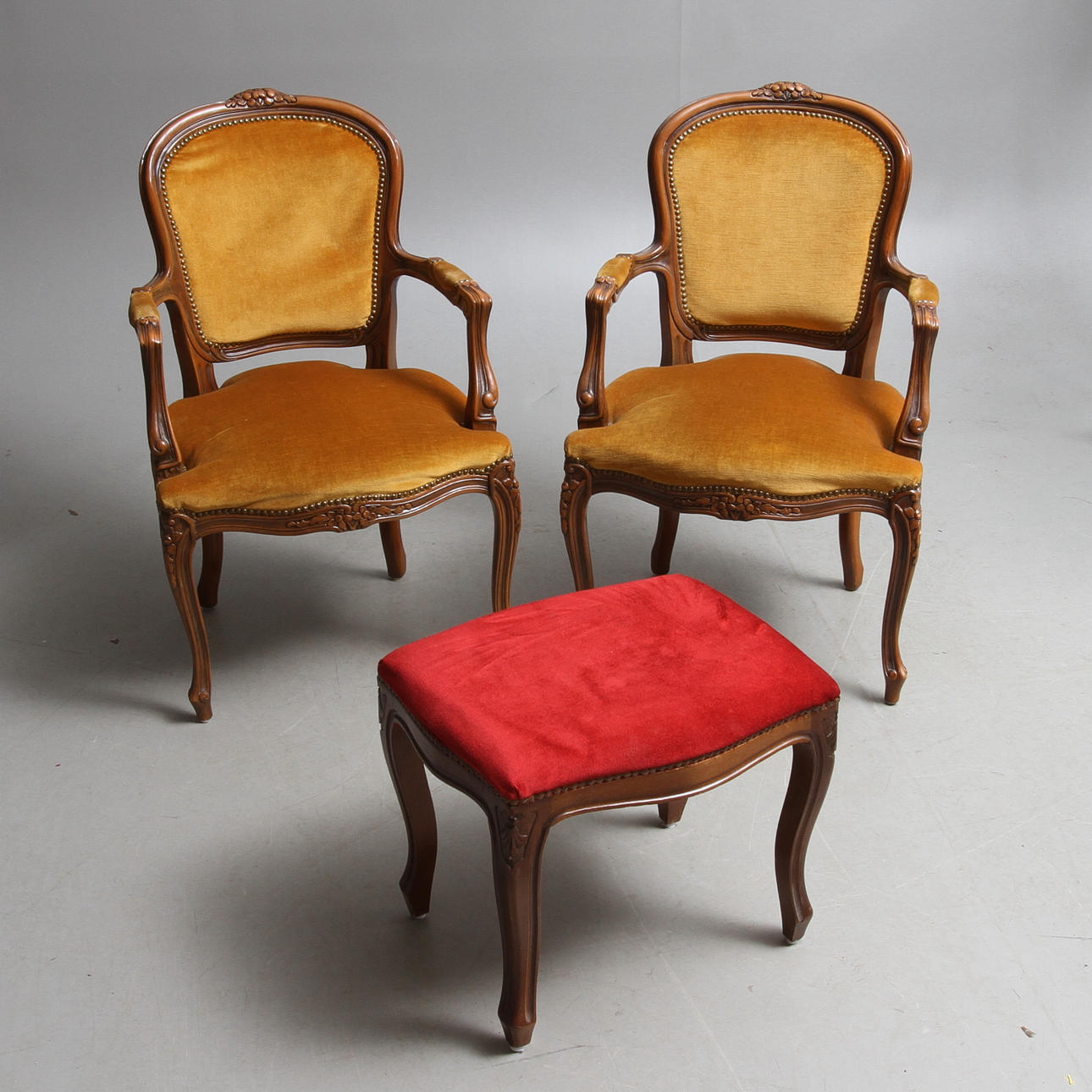 KARMSTOLAR samt PALL, 3 delar, rokokostil, 1900-tal.
