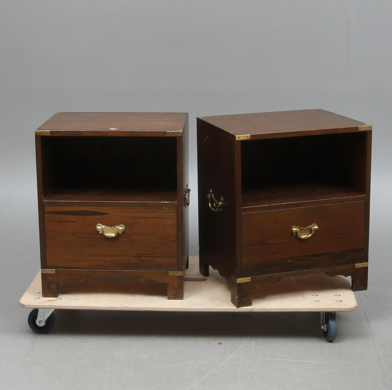 NATTDUKSBORD, 1 par, engelsk stil, 1900-talets andra hälft.