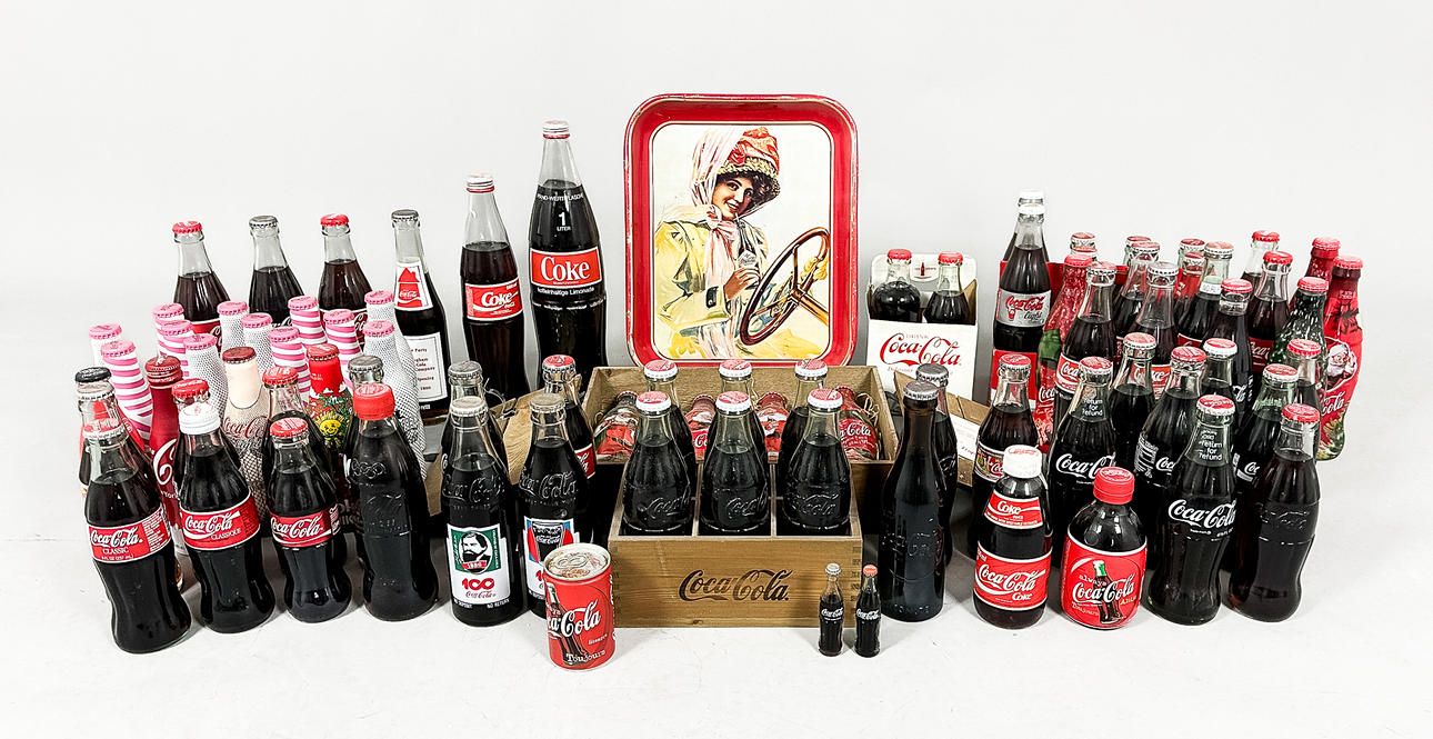 COLECCIÓN COCA COLA, 81 piezas, décadas de 1960 a 2000.